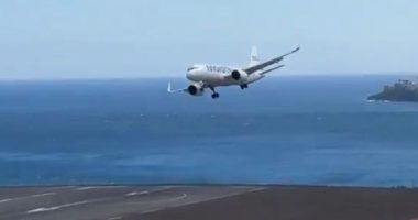 Plane landing in strong winds at Madeira Airport.