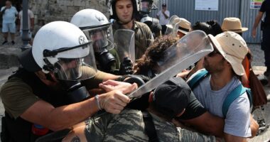 Greek cops clash with Palestine supporters as Israeli ship docks