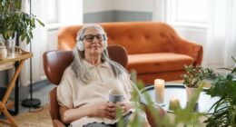 I'm a neurologist - these are eight simple steps I used to slow my mother's dementia