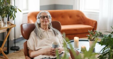 I'm a neurologist - these are eight simple steps I used to slow my mother's dementia