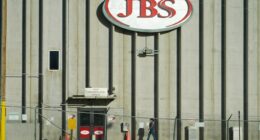 Iowa meatpacking plant revokes visas for 200 workers