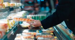 Neurosurgeon shares the 3 foods to avoid as they can 'shrink the brain'