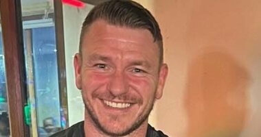 Single man sends Facebook wild after accidentally revealing his six-pack while trying to sell a second-hand mirror