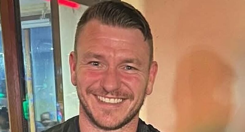 Single man sends Facebook wild after accidentally revealing his six-pack while trying to sell a second-hand mirror