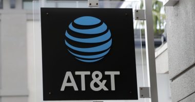 Trump knocks AT&T over conference call glitch