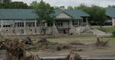 Trump to survey floods as he flaunts ties to deep-red Texas