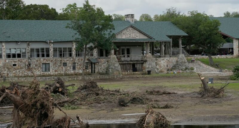 Trump to survey floods as he flaunts ties to deep-red Texas
