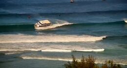 75-foot boat surfs wave, runs aground in Hawaii
