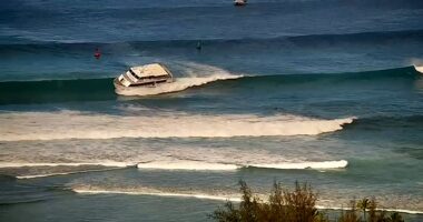 75-foot boat surfs wave, runs aground in Hawaii