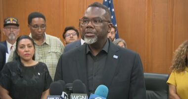 Chicago mayor enacts plan countering immigration crackdown