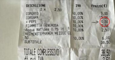 Receipt showing a €0.50 charge for adding pepper to a pizza.