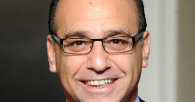 Dragons' Den icon warns of mass closures 'if shops hit in next Budget'