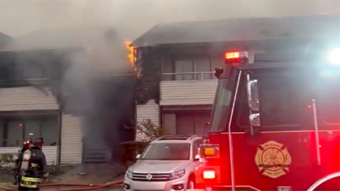 Fire crews battle blaze at Orlando apartment complex