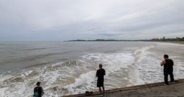 Hurricane Erin forces evacuations on North Carolina's Outer Banks, threatens dangerous rip currents
