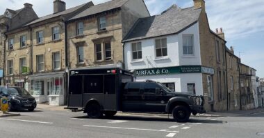 JD Vance's huge 29 vehicle motorcade passes through Chipping Norton