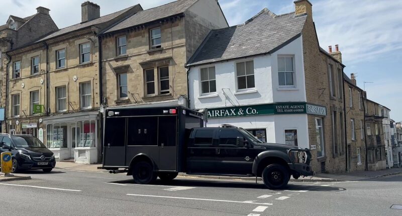 JD Vance's huge 29 vehicle motorcade passes through Chipping Norton