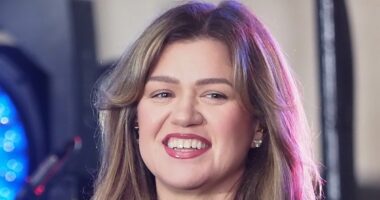 Kelly Clarkson cancels concert appearance after ex-husband's death