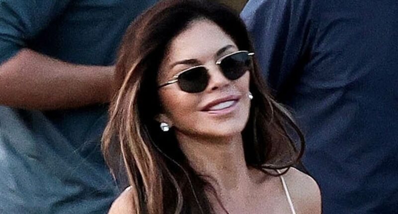 Lauren Sanchez struggles to keep her footing during double dinner date