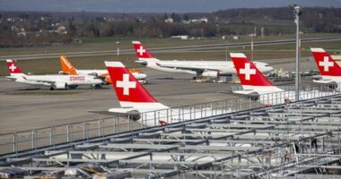 Swiss International Air Lines aircrafts and easyJet aircraft are parked on the tarmac of the Geneve Aeroport due to the coronavirus COVI-19, in Geneva, Switzerland, Tuesday, March 24, 2020. Due to the COVID-19 Coronavirus pandemic a large number of flights of the Swiss carrier and easyJet carrier have been cancelled and part part thier fleet grounding at the airport in Geneva. (KEYSTONE/Salvatore Di Nolfi)