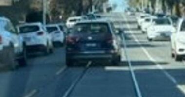 Man throws hammer at woman's car in road rage incident in Melbourne