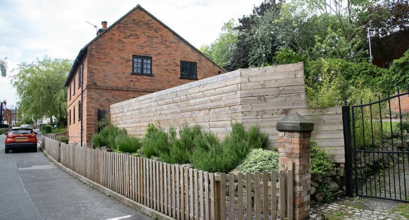 Man who put up 'hideous' privacy fence finally loses war with council