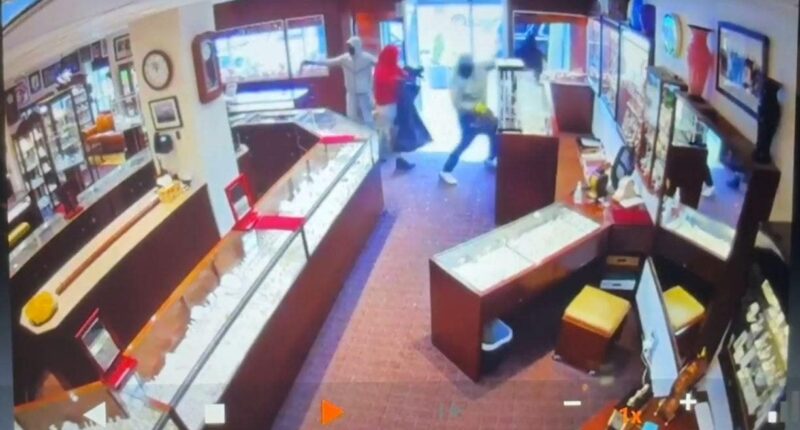 Masked robbers pull off brazen midday heist at Seattle jewelry store in under two minutes