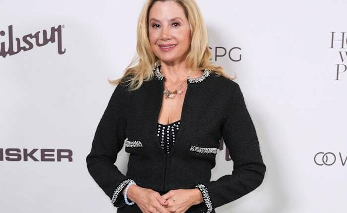 Mira Sorvino to star as Roxie Hart in 'Chicago' on Broadway