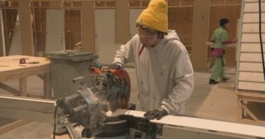 Tradies being lured to finish apprenticeships