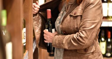 Shops warned putting shoplifters' photos in windows breaches data laws
