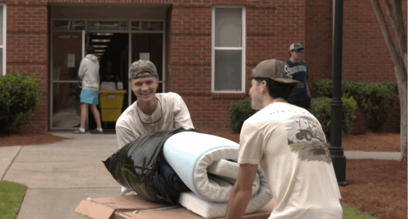 Thousands of students welcomed with Operation Move-In