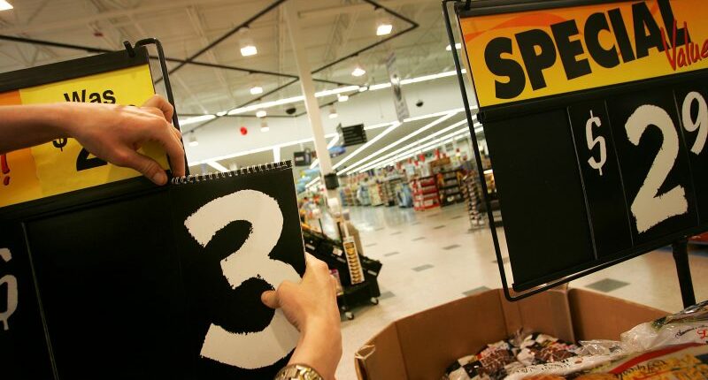 US economy on 'precipice of recession,' Moody's chief economist warns