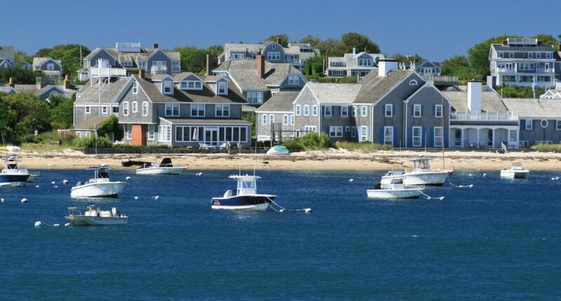 Warning issued over 'toxic' sea foam on Millionaires' island