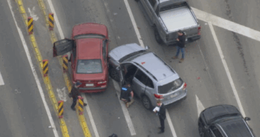 Five arrested after police pursuit ends in multi-car crash in Melbourne's north-east