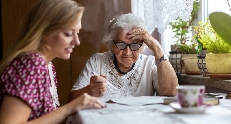 I'm a dementia expert, this is how to tell the difference between 'normal' memory loss and Alzheimer's