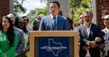 Texas Democrats return to state, ending redistricting standoff