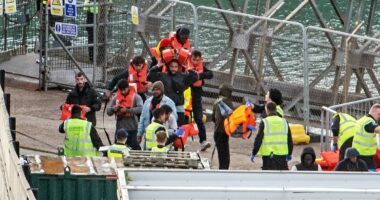 1,000 migrants cross the English Channel in ONE DAY