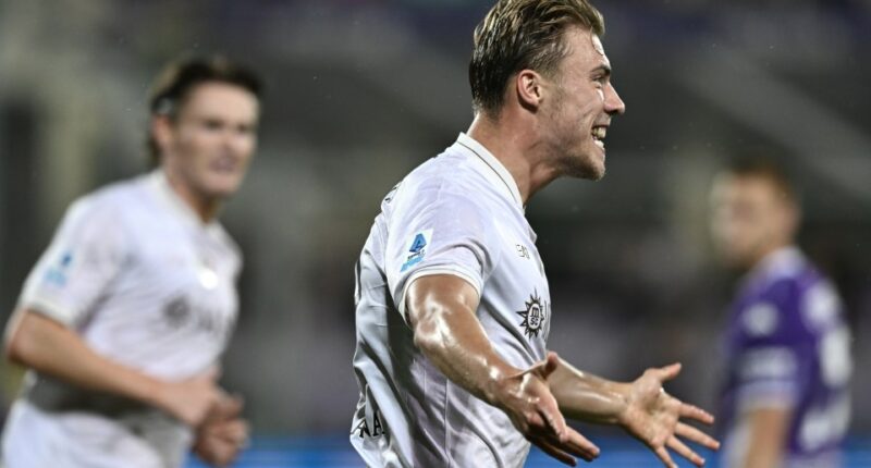 FLORENCE, ITALY - SEPTEMBER 13: Rasmus Hojlund of Napoli celebrates his goal during the Serie A match between ACF Fiorentina and SSC Napoli at Artemio Franchi on September 13, 2025 in Florence, Italy. (Photo by Image Photo Agency/Getty Images)