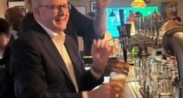 Albo's generous gesture at NYC bar divides Aussies
