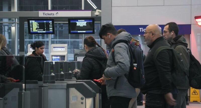 Bank card scam letting 26,000 fare dodgers travel on Tube for FREE