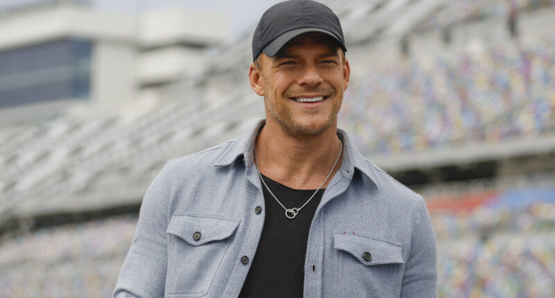 Before Reacher, Alan Ritchson Appeared In A Star-Studded Canceled Game Show