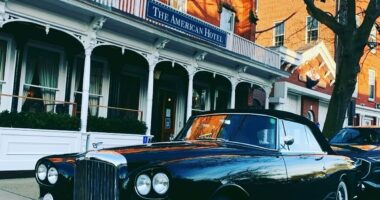 Diners at Hamptons hotel fight back against 'pathetic' protesters