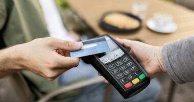 Two-in-five ï»¿credit card holders don't prioritise paying down their balances, new research from Finder shows.