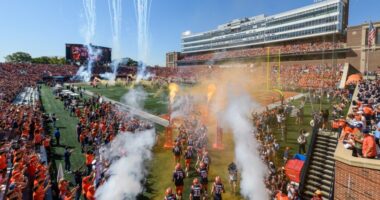 Illinois wins Homecoming game over USC on last second field goal