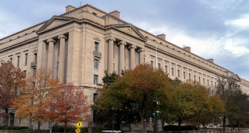 Inmate builds, mails two bombs from Georgia prison