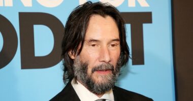 Keanu Reeves sparks concern at theater before 'stiff' Broadway debut