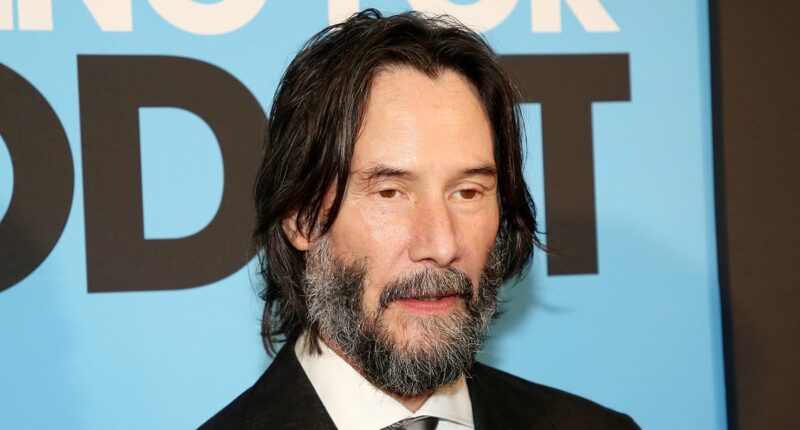 Keanu Reeves sparks concern at theater before 'stiff' Broadway debut