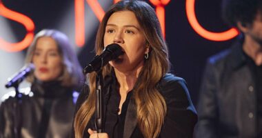 Kelly Clarkson makes 'emotional' TV return after ex-husband's death