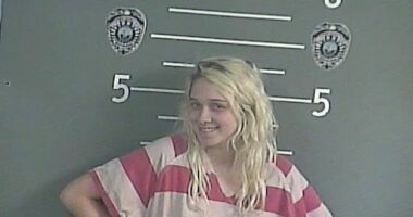 Mom leaves kids, ages 2 and 4, alone to 'go smoke': Cops