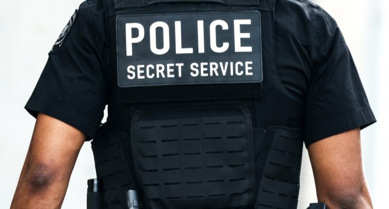 Secret Service agents dismantle system used to convey assassination threats