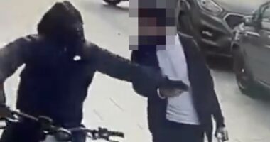 The shops where staff offer £20 for iPhones they KNOW are stolen